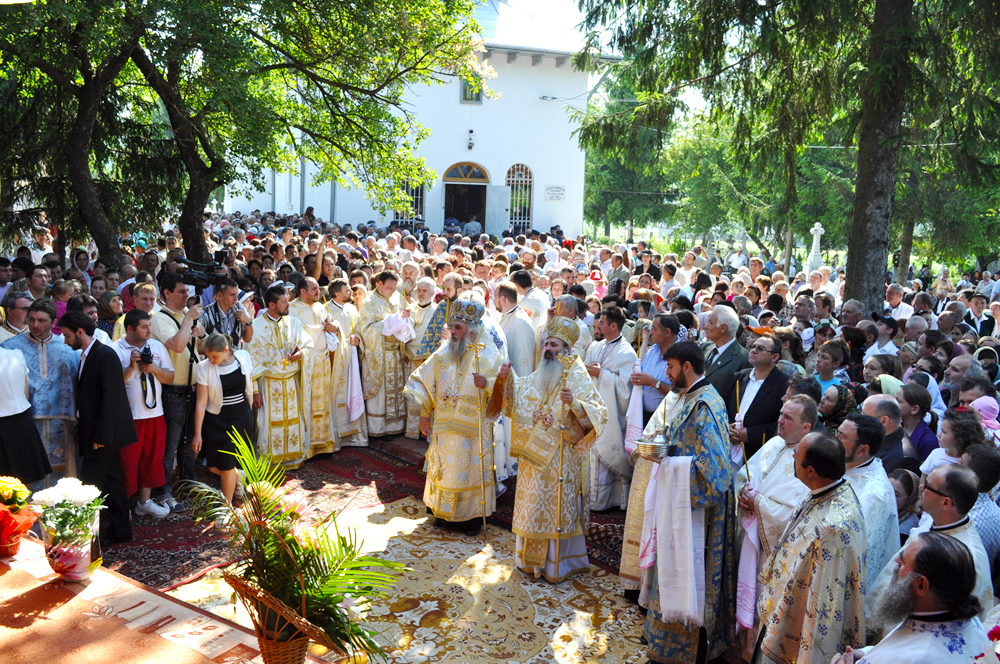 Biserica din Dumbrava a îmbrăcat haina nouă a resfinţirii Biserica din Dumbrava a îmbrăcat haina nouă a resfinţirii