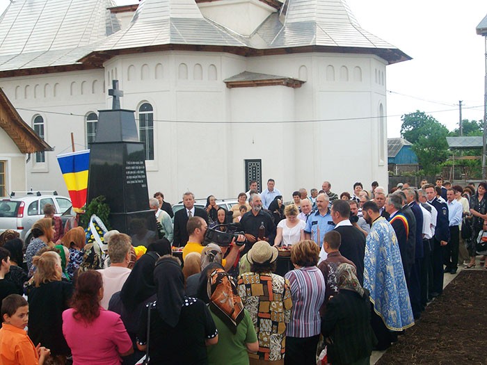În parohia Chintinici s-a binecuvântat troiţa ridicată în cinstea înaintaşilor căzuţi pe front Manifestări în cinstea înaintaşilor