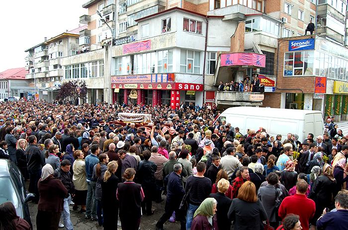 Pelerinaj pe străzile oraşului cu moaştele Sfântului Ioan cel Nou de la Suceava Trei ierarhi vor sluji vineri Sfânta Liturghie la Catedrala arhiepiscopală din Suceava