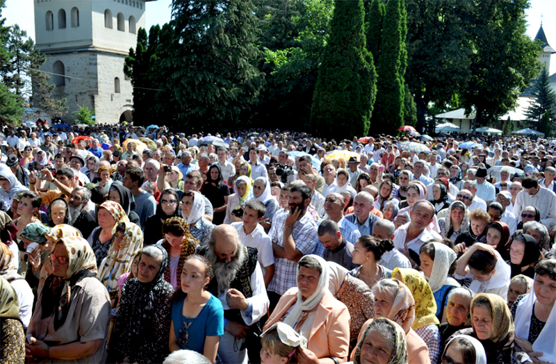 Pelerinii Sfântului Ioan cel Nou, la hramul Catedralei arhiepiscopale din Suceava Pelerinii Sfântului Ioan cel Nou, la hramul Catedralei arhiepiscopale din Suceava