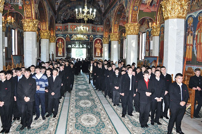 Slujbă arhierească la Seminarul Teologic Liceal Ortodox de la Mănăstirea Neamţ