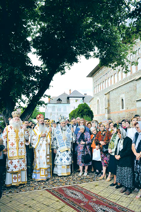 Mii de pietreni, la sărbătoarea Bisericii „Sfântul Ioan“ – Domnesc