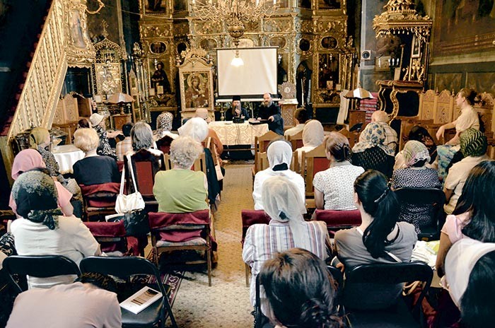 În cadrul întâlnirii s-au vizionat înregistrări video din timpul vizitei pe care IPS Teofan, însoţit de protos. Nicodim Petre,a efectuat-o în Tanzania în luna mai Mărturii din Tanzania la „Serile Talpalari“