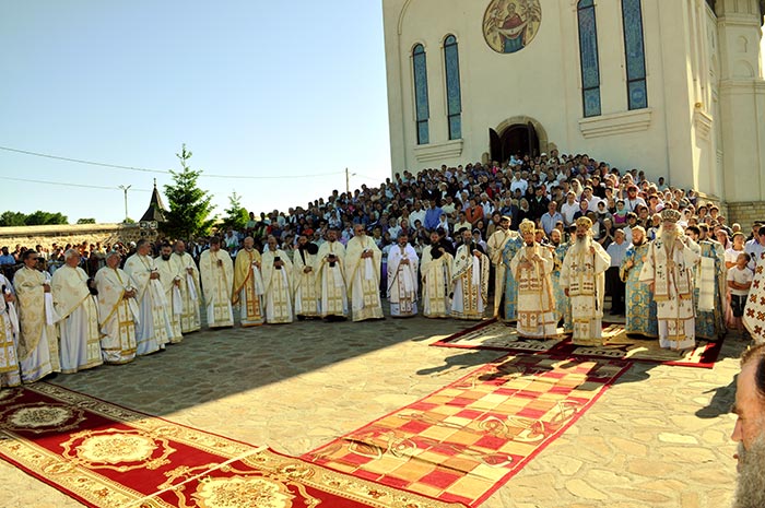 Sărbătoare la Mănăstirea Hadâmbu - Trei ierarhi au sfinţit veşmântul nou al picturii