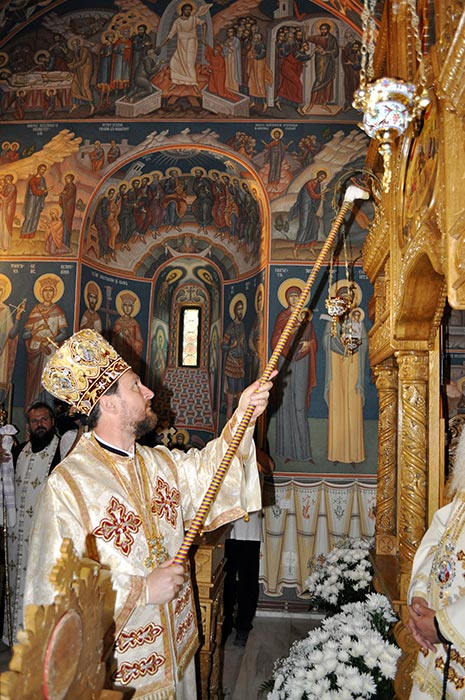 Sărbătoare la Mănăstirea Hadâmbu - Trei ierarhi au sfinţit veşmântul nou al picturii