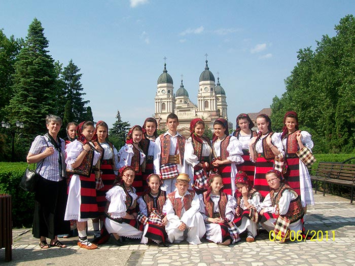 Sărbătoare la Mănăstirea Hadâmbu - Trei ierarhi au sfinţit veşmântul nou al picturii