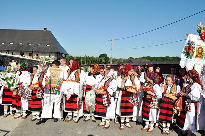 Sărbătoare la Mănăstirea Hadâmbu - Trei ierarhi au sfinţit veşmântul nou al picturii