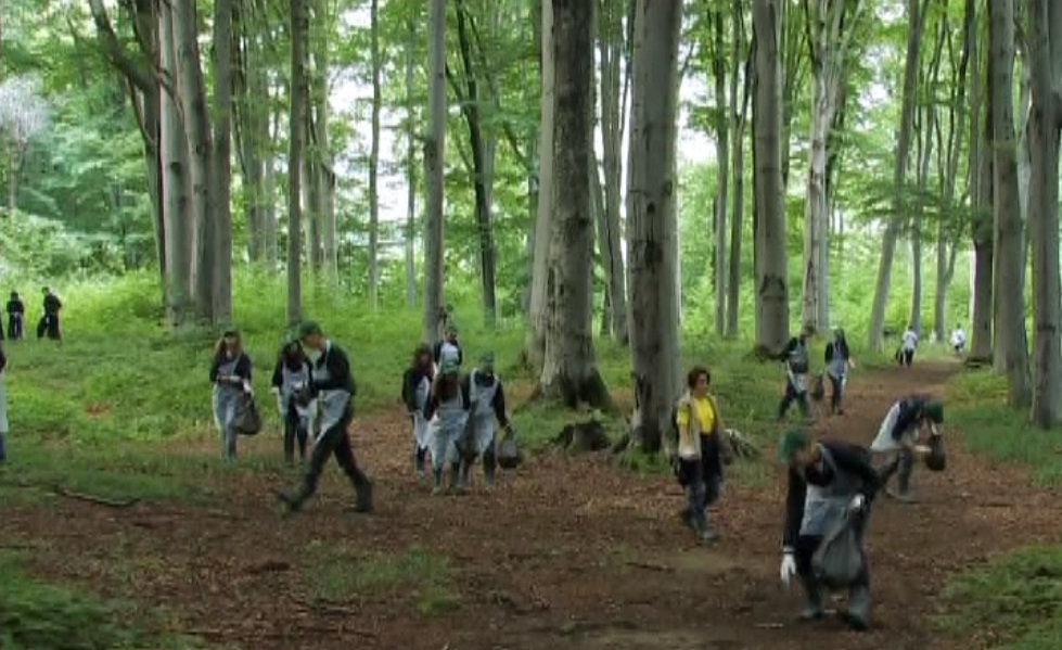 Arhiepsicopia Sibiului implică tinerii în acţiuni de ecologizare