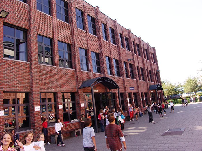 Accesul elevilor în şcoală se va face numai pe baza cartelelor magnetice