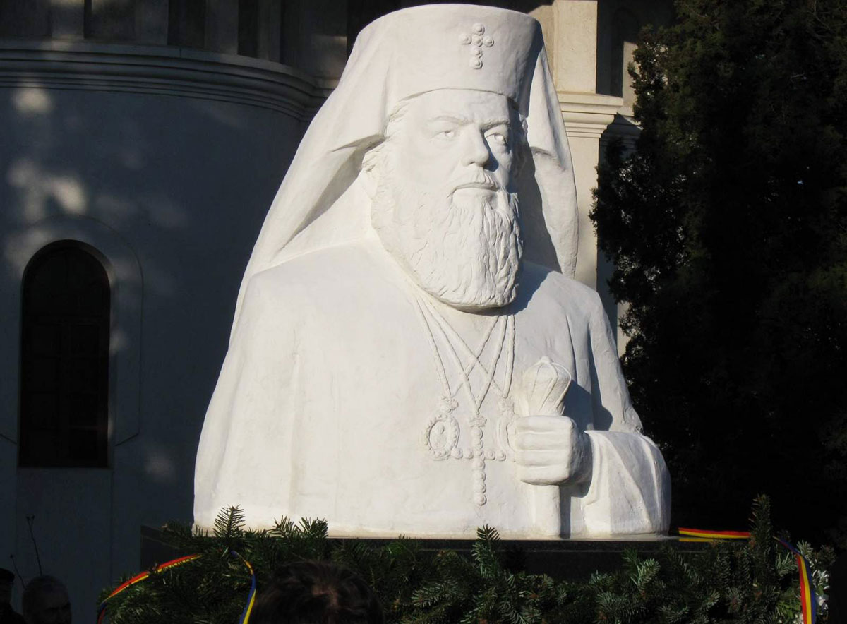 Bustul patriarhului Teoctist aflat în faţa bisericii parohiale din Victoria Slujbe de Parastas pentru vrednicul de pomenire patriarh Teoctist