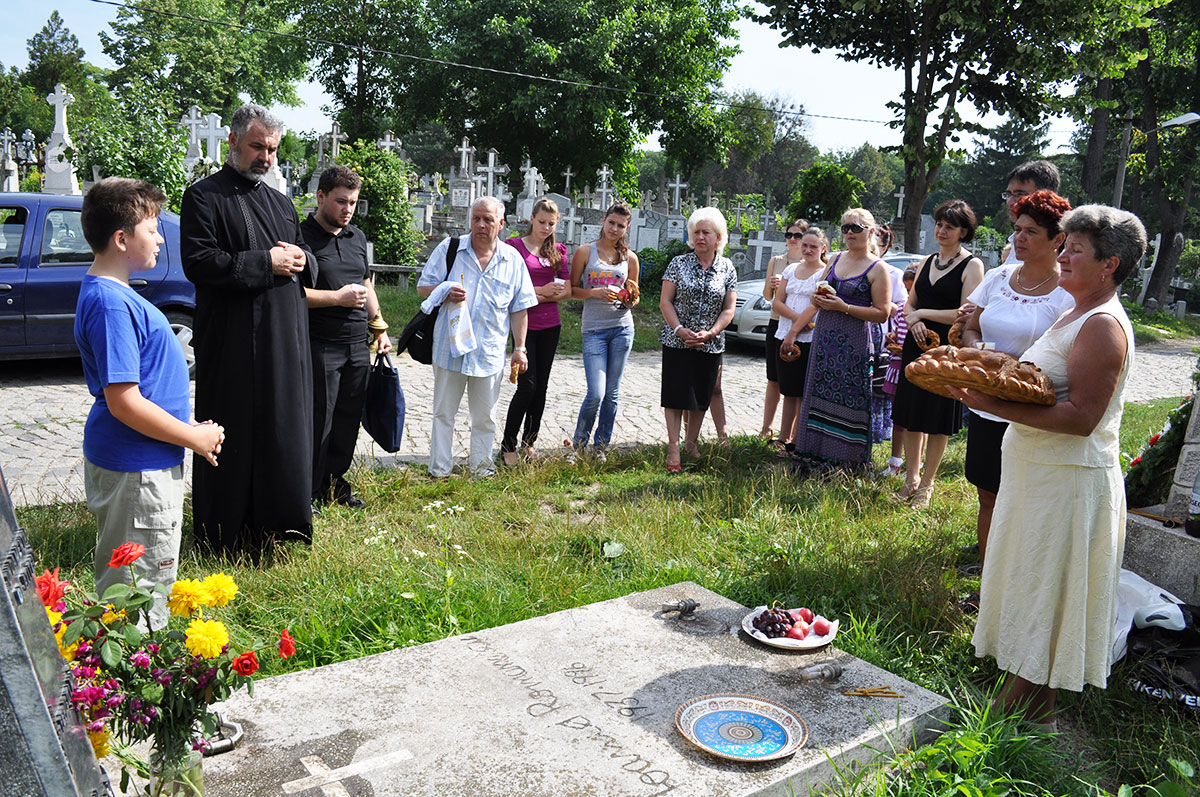 La Cimitirul Eternitatea din Iaşi a fost oficiată ieri o slujbă de Parastas la mormântul poetului Ioanid Romanescu Evenimente şi activităţi religios-culturale în ziua Sfântului Pantelimon