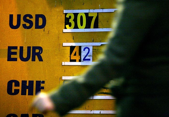 Criza datoriilor din zona euro slăbeşte leul Criza datoriilor din zona euro slăbeşte leul