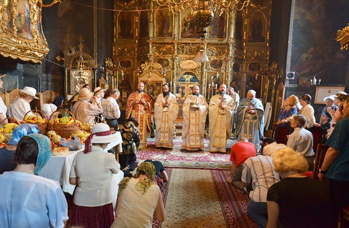 Sfânta Liturghie în zi de hram a fost săvârşită la Biserica Talpalari din Iaşi de un sobor de preoţi Sfântul Ilie Tesviteanul, cinstit în biserici moldave