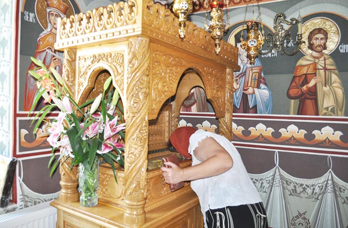 Biserica mănăstirii adăposteşte un fragment din moaştele Sfântului Serafim de Sarov Slujbă arhierească la hramul Mănăstirii Eşanca din judeţul Botoşani