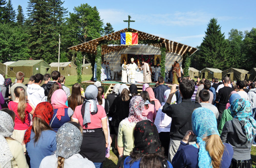 Prima zi a activităţilor Adunării Tinerilor Creştini Ortodocşi din MMB a început la Nemţişor cu Sfânta Liturghie oficiată de IPS Iosif „Să deveniţi stâlpi, lumini şi prelungirea Evangheliei în lumea în care trăiţi“