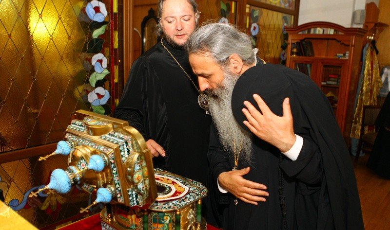 În drum spre Peninsula Crimeea, Mitropolitul Moldovei şi Bucovinei a vizitat Mănăstirea "Adormirea Maicii Domnului" din Odessa, care este şi centru mitropolitan, după ce a fost întâmpinat, cu binecuvântarea Înalt Preasfinţitului Agafangel, Mitropolit de Odessa şi Izmail, de PS Alexie de Belgorod-Dnestrovsk, Episcop-vicar al Eparhiei de Odessa. În această aşezare monahală, delegaţia s-a închinat chivotului în care se află o părticică din moaştele Sfântului Apostol Andrei, cel Întâi chemat, precum şi raclei cu moaştele Sfântului Kucşa din Odessa. Mitropolitul Moldovei şi Bucovinei, pentru şapte zile în Crimeea