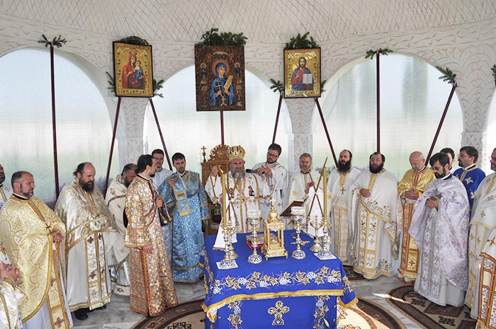 Slujbă arhierească la hramul Mănăstirii Eşanca din judeţul Botoşani Slujbă arhierească la hramul Mănăstirii Eşanca din judeţul Botoşani