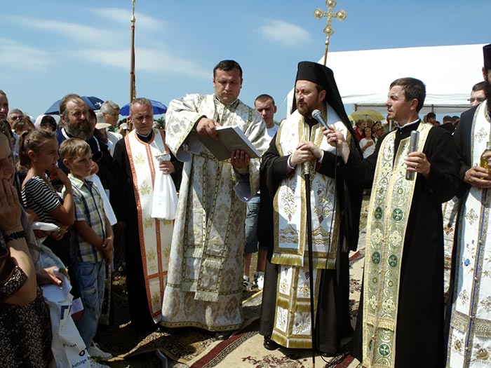 PS Corneliu a sfinţit locul unde se va ridica Biserica „Pogorârea Sfântului Duh“ din Bârlad Binecuvântări arhiereşti pentru ridicarea de noi biserici