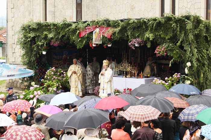 Slujbă de resfinţire în parohia Boiştea II, Moineşti