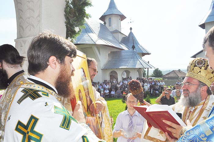 Înainte de oficierea Sfintei Liturghii a fost sfinţită o icoană a Maicii Domnului, pictată în Sfântul Munte Athos Slujbă arhierească la hramul Mănăstirii Eşanca din judeţul Botoşani