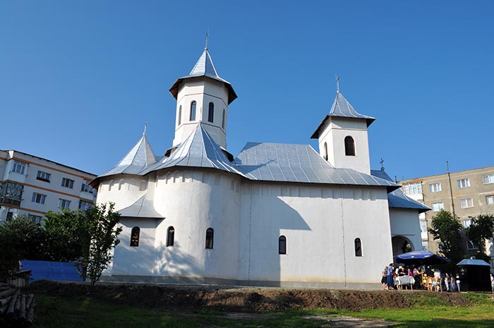Sfinţirea Bisericii „Sfinţii Împăraţi Constantin şi Elena“ din Dorohoi