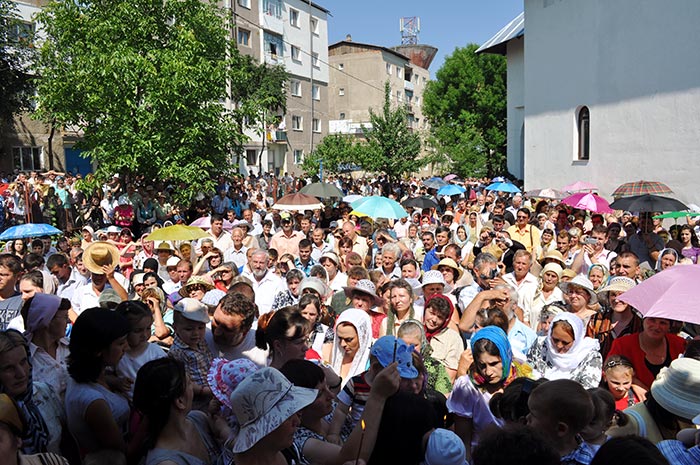 Sfinţirea Bisericii „Sfinţii Împăraţi Constantin şi Elena“ din Dorohoi