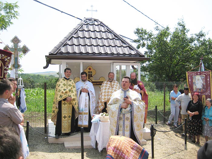 Trei troiţe au fost sfinţite în Mitropolia Moldovei şi Bucovinei