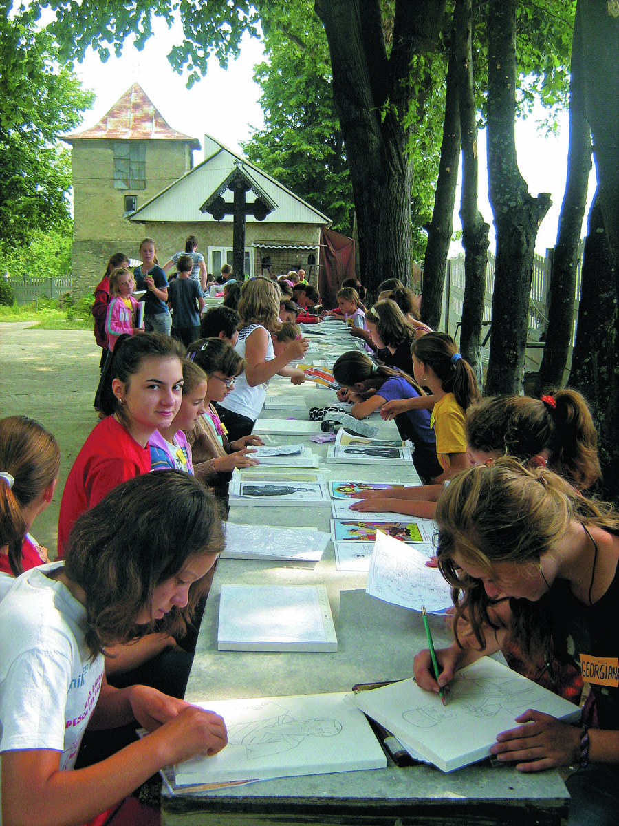 Copiii au dat „lumină şi culoare“ taberei de creaţie de la Poiana