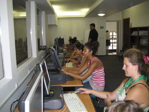 Cursuri de informatică pentru copiii defavorizați organizate de Fundația Bucuria Ajutorului a Arhiepiscopiei Bucureştilor