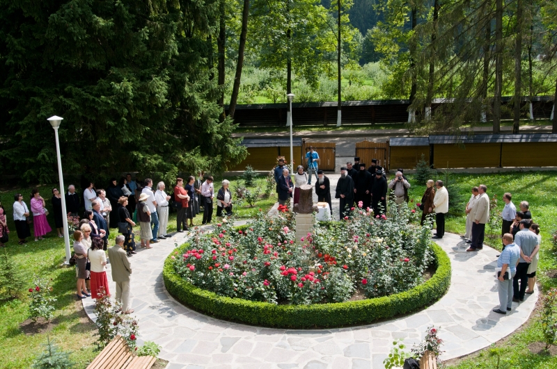 La Mănăstirea Putna are loc Colocviul internaţional "Geniu şi Memorie Colectivă" La Mănăstirea Putna are loc Colocviul internaţional "Geniu şi Memorie Colectivă"