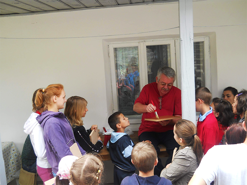 Tainele picturii icoanelor, descifrate alături de prof. Marian Orzetic Tabăra micilor iconari la Mănăstirea Lacuri de la Deleni