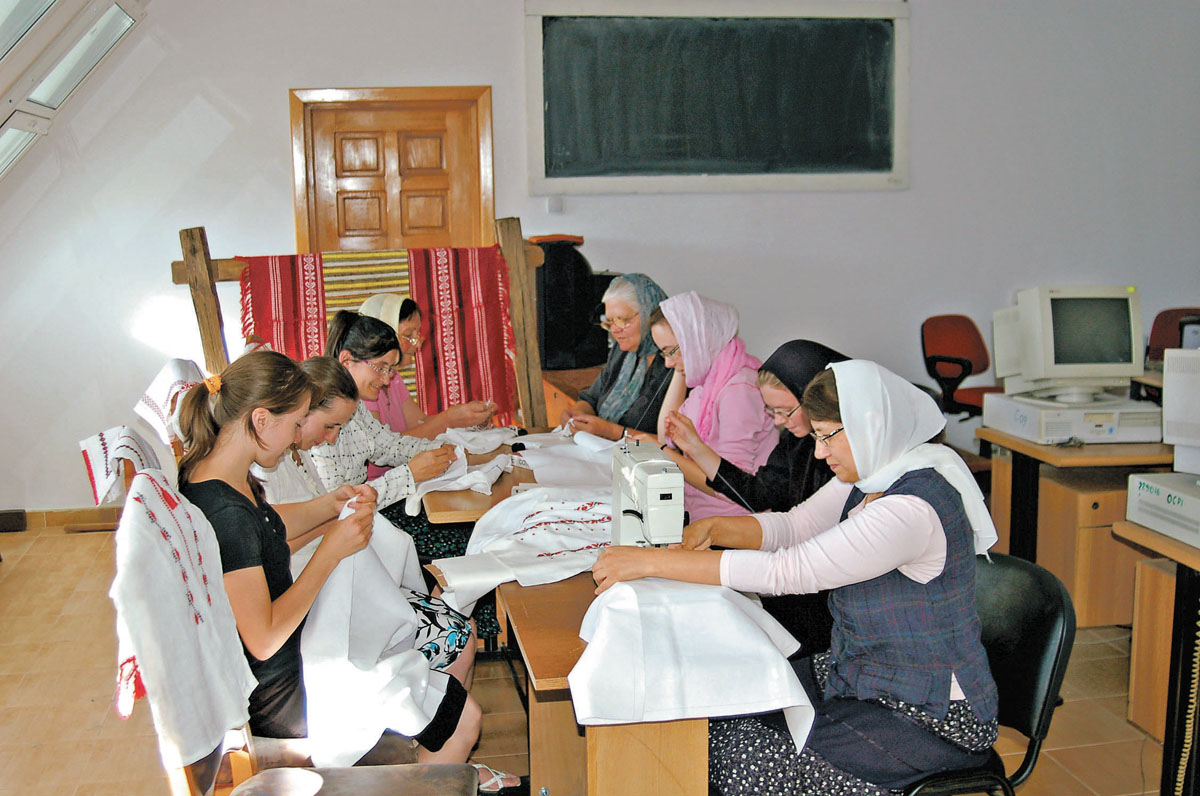 Enoriaşii de la „Sfântul Ioan Botezătorul“ Botoşani îşi cos singuri costumele populare