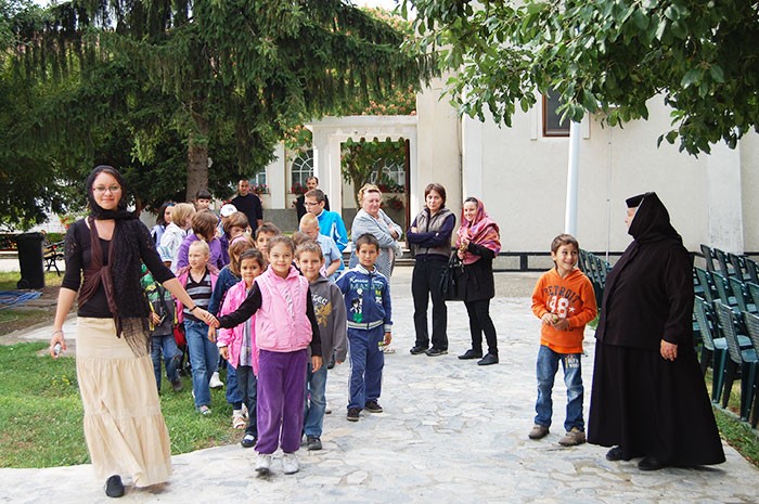51 de copii din Arhiepiscopia Timişoarei sunt în tabără la Mănăstirea Tismana 51 de copii din Arhiepiscopia Timişoarei sunt în tabără la Mănăstirea Tismana