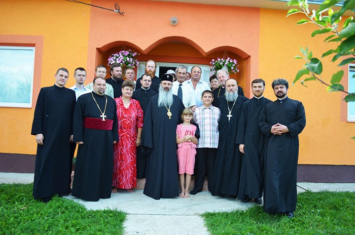 Înalt Preasfinţitul Teofan, la Cerbu, împreună cu soborul de preoţi slujitori şi familia preotului Emil Blidar, în zi de binecuvântare a lucrărilor parohiei. „În perioada postului, omul este chemat să se uite la sufletul şi viaţa sa“