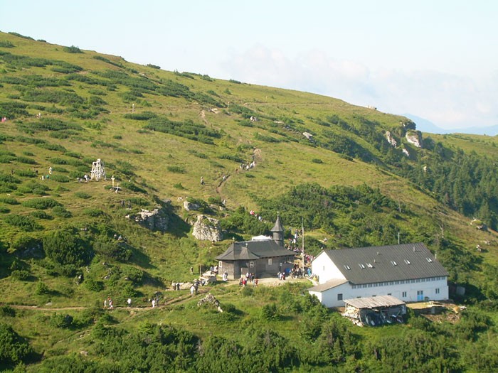 Trasee accesibile spre mănăstirea de pe Muntele Ceahlău Trasee accesibile spre mănăstirea de pe Muntele Ceahlău