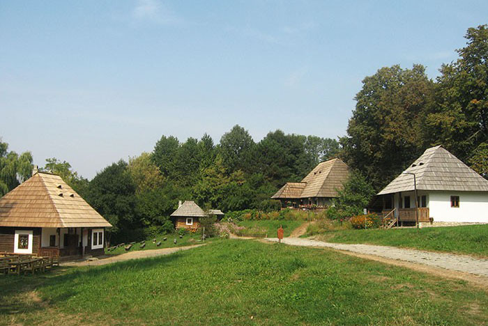 O părticică din Bucovina, redată fidel în Muzeul Satului Bucovinean O părticică din Bucovina, redată fidel în Muzeul Satului Bucovinean