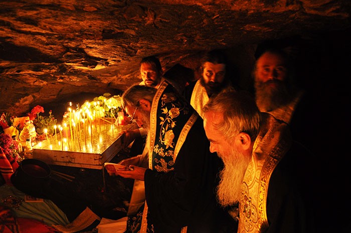 Rugăciuni fierbinţi la peştera Sfintei Teodora Rugăciuni fierbinţi la peştera Sfintei Teodora