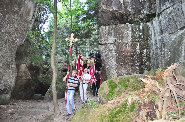 Rugăciuni fierbinţi la peştera Sfintei Teodora