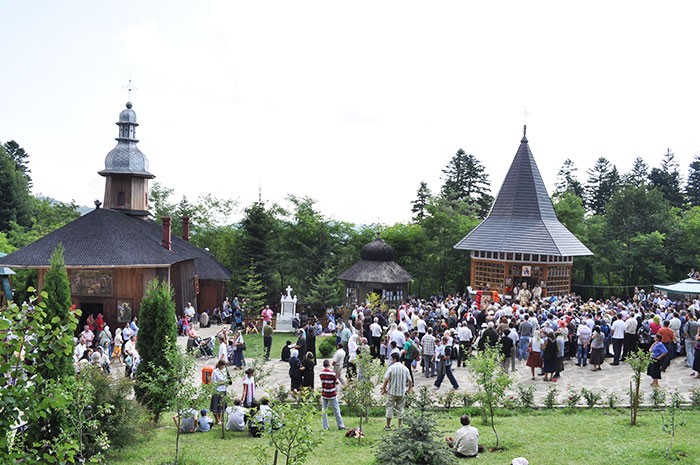 Rugăciuni fierbinţi la peştera Sfintei Teodora