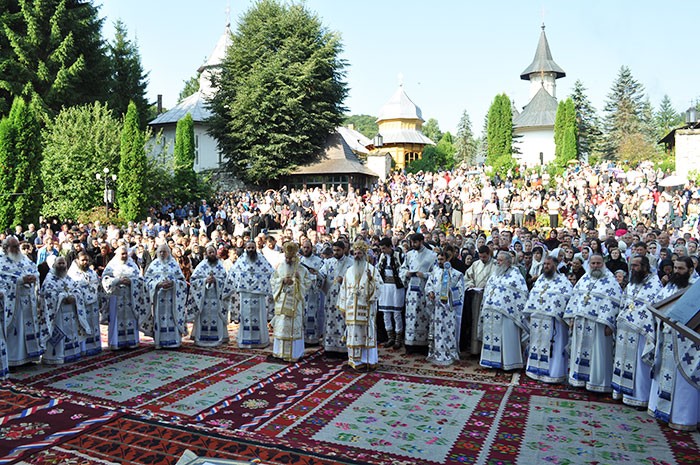 IPS Teofan şi IPS Serafim au liturghisit la Mănăstirea Sihăstria IPS Teofan şi IPS Serafim au liturghisit la Mănăstirea Sihăstria