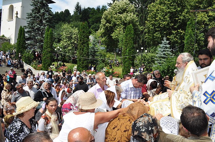 IPS Teofan şi IPS Serafim au liturghisit la Mănăstirea Sihăstria