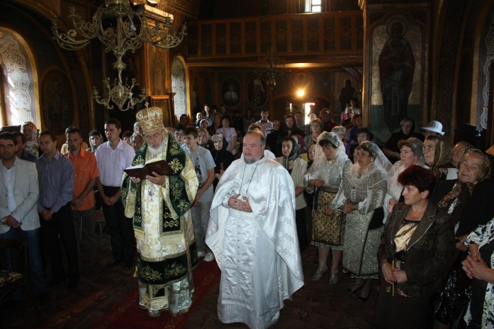 IPS Calinic a participat la evenimentele prilejuite de Ziua Comunei argeşene Stoeneşti