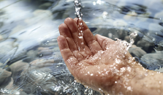 Cât de departe ai merge pentru un pahar cu apă?