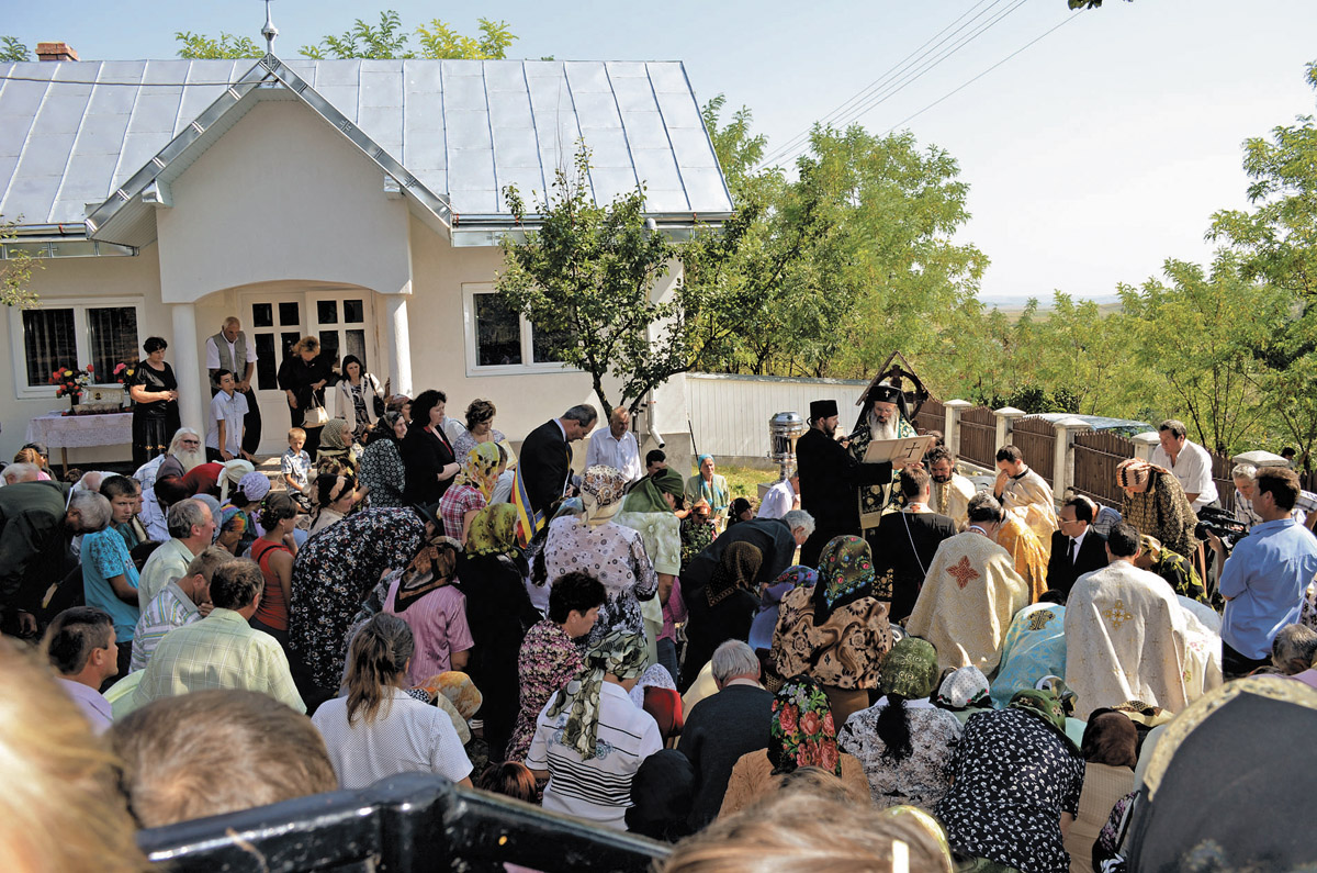 Binecuvântări arhiereşti în Protopopiatele Hârlău şi Roman