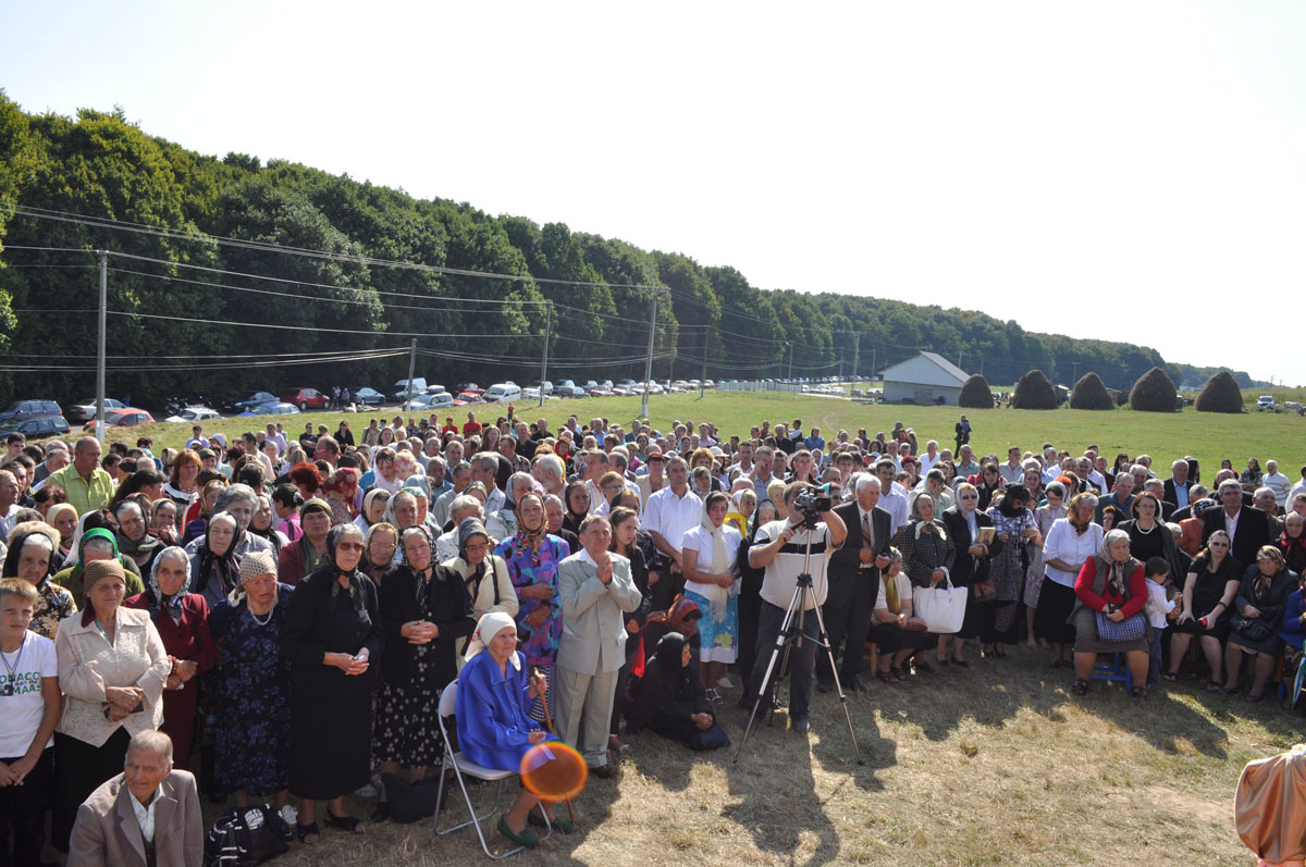 Peste o mie de credincioşi la sfinţirea bisericii parohiei Racovăţ