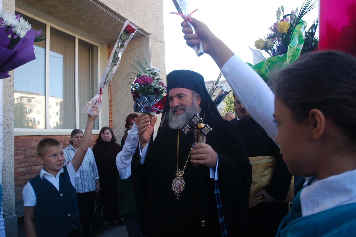 Noul an şcolar a început la Bacău sub semnul binecuvântărilor arhiereşti