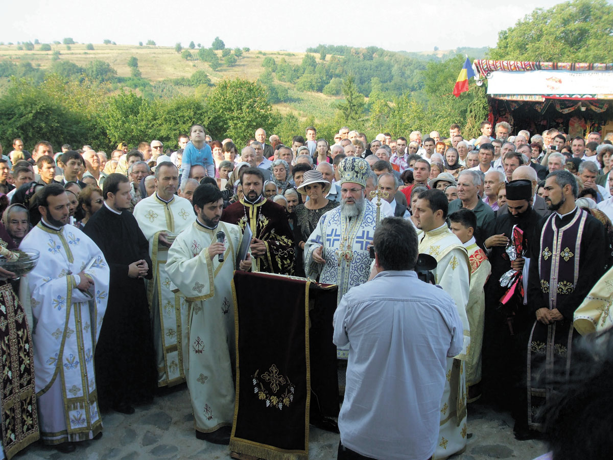 Biserica parohiei Cucova - Valea Seacă, târnosită după 12 ani