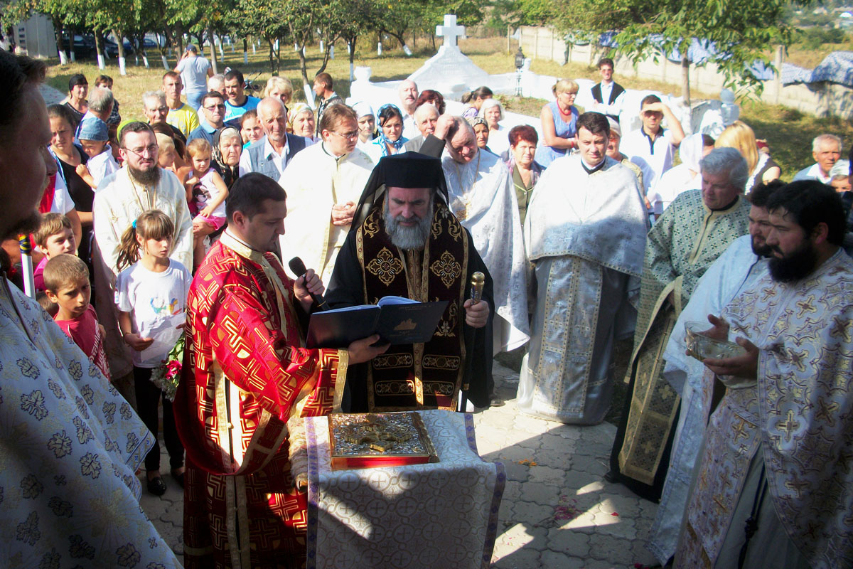 Binecuvântări arhiereşti în Protopopiatele Hârlău şi Roman