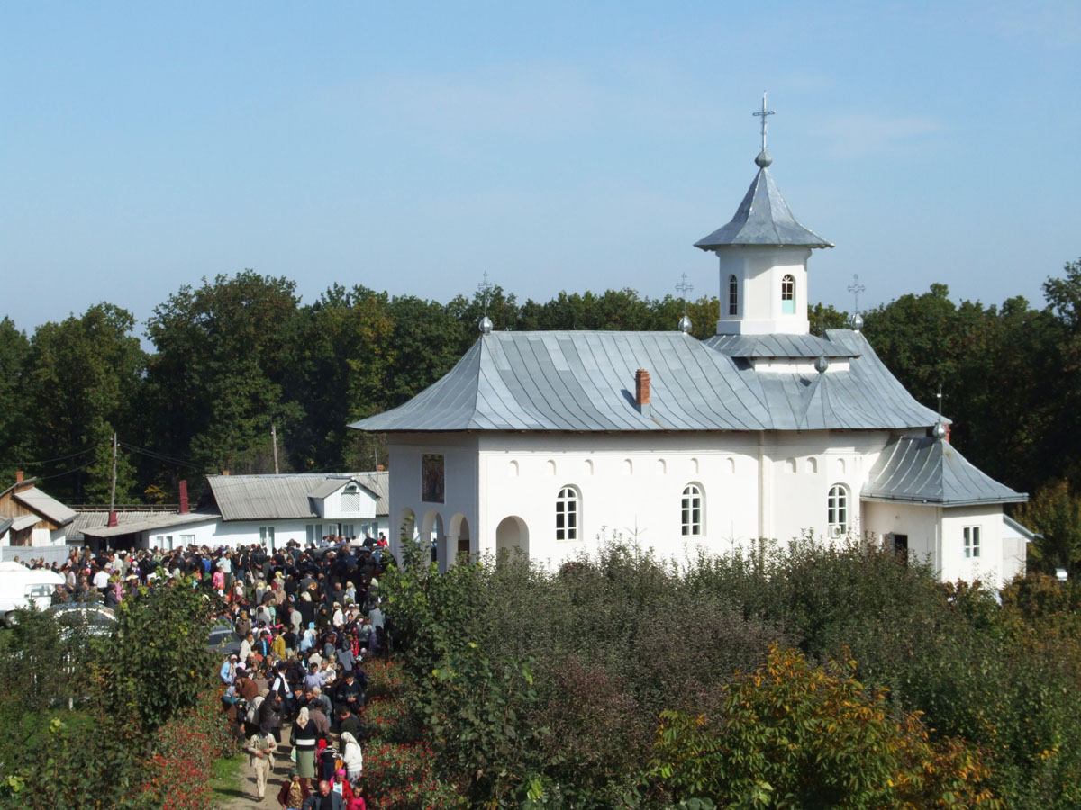 PS Calinic Botoşăneanul a sfinţit pictura Schitului Oneaga