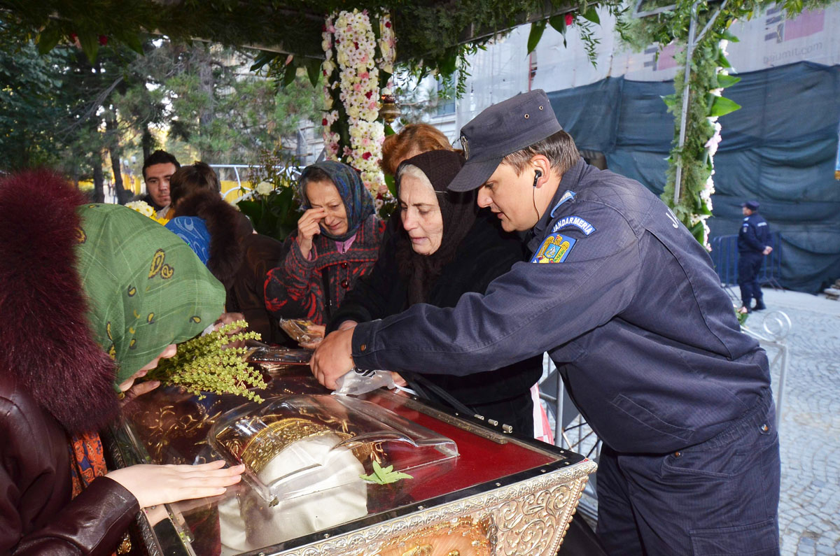 Jandarmi şi medici, în misiune de credinţă printre pelerini